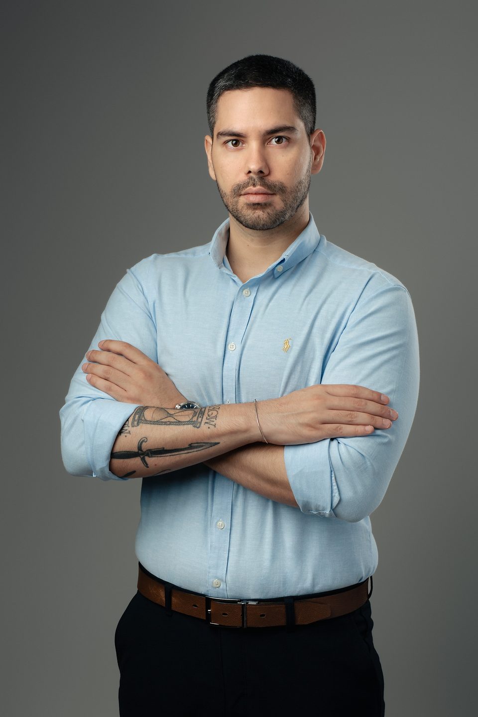 João Eduardo Pereira, consultor empresarial, sentado em postura confiante e aberta